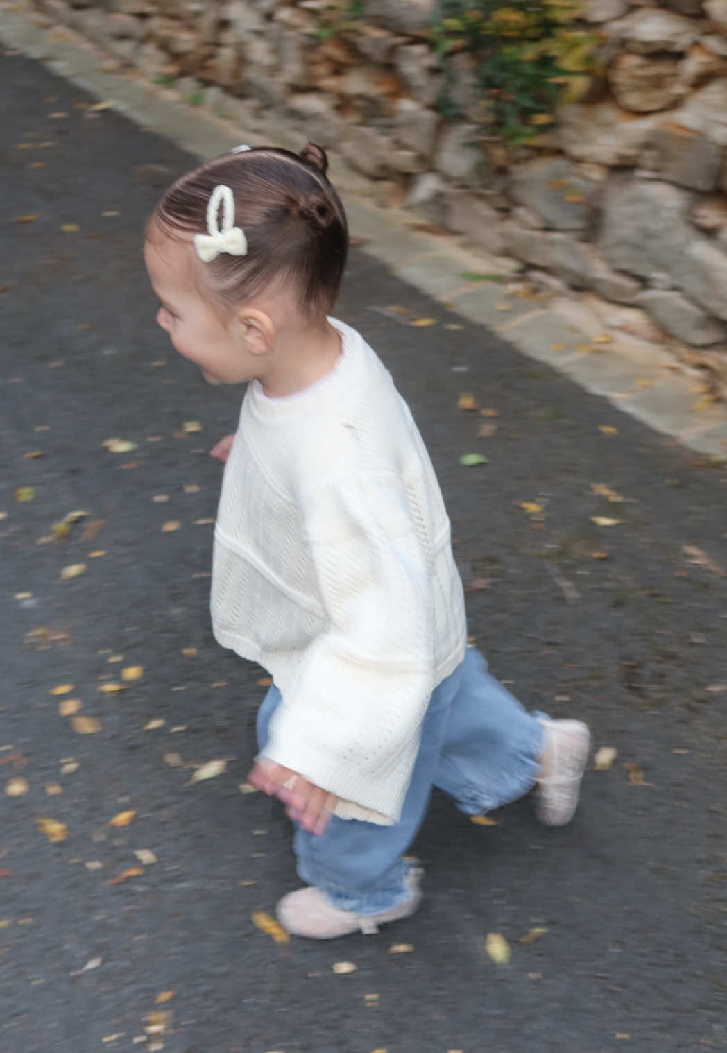 Maddie's fall outfit 🤎🍁 @minnieandmonty.co  *produits offerts  #toddlerstyle #toddleroutfit #girlmom #autumn #fyp 