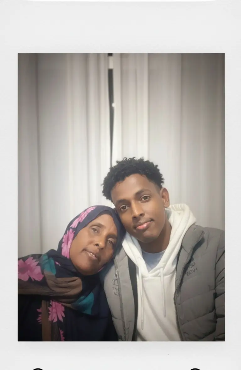 Suugaan la qoray baa Sifahaaga gooyn karin Sadar aan xariiqaana  Milgahaaga sooyaalka  Soo koobi karin HOOYO. Sad waxaad u leedahay  Nolol kuu samaantoo Saadir uu ku dhowroo Nabad aad ku socotaaye  Saacad waliba nala joog.@Z•XARAF⭐️ @kabzoll4 @opthirahmann ❤️ @Muنiir🇨🇭 @AبDE SHAKUR 🎩💙 @💭 
