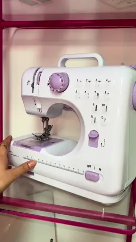 🧵✨ Já pensou em costurar suas roupas, ajustes e artesanato sem sair de casa? Essa mini máquina de costura portátil é perfeita para iniciantes e amantes de DIY! ✅ Costura rápida e prática ✅ Vários tipos de pontos ✅ Leve, compacta e fácil de usar ✅ Ideal para roupas, barras, reparos e customizações 💸 E o melhor? Com DESCONTO exclusivo por tempo limitado! Não perde essa oportunidade! Clique no carrinho laranja e garanta a sua AGORA❗️ #costura #costurafacil #costuracriativa #facavocemesmo #achadinhos 