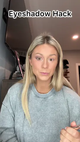 ✨ Beginner eyeshadow hack: clean up that outer corner with a little concealer — it instantly sharpens your look without needing tape! Follow for more easy makeup tips! ⭐️  #eyeshadowtips #makeupforbeginners #seintbeauty #makeuphack #easyglam