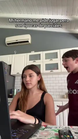 Ella perdía tiempo de estudio haciendo el TikTok 