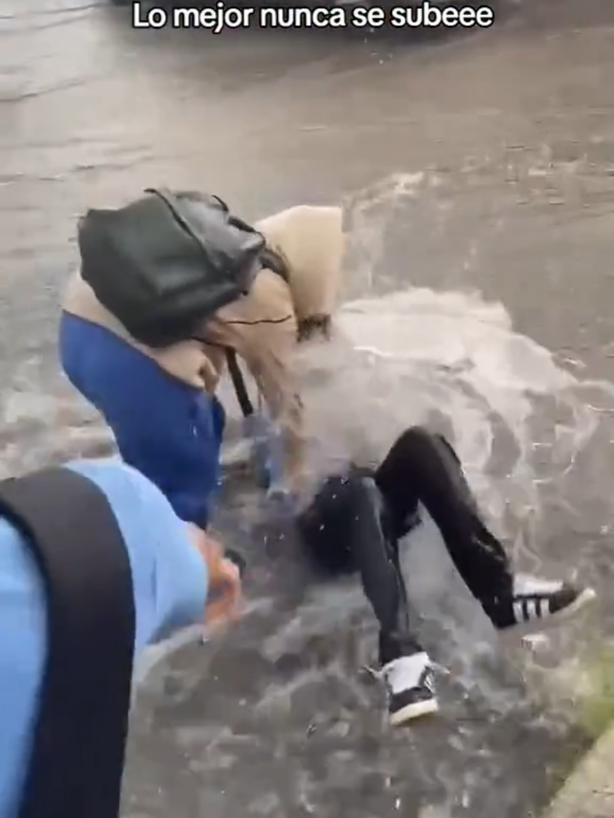 Chamando uma atençãozinha 3 #estoucaída #eucai #fyp #viral 