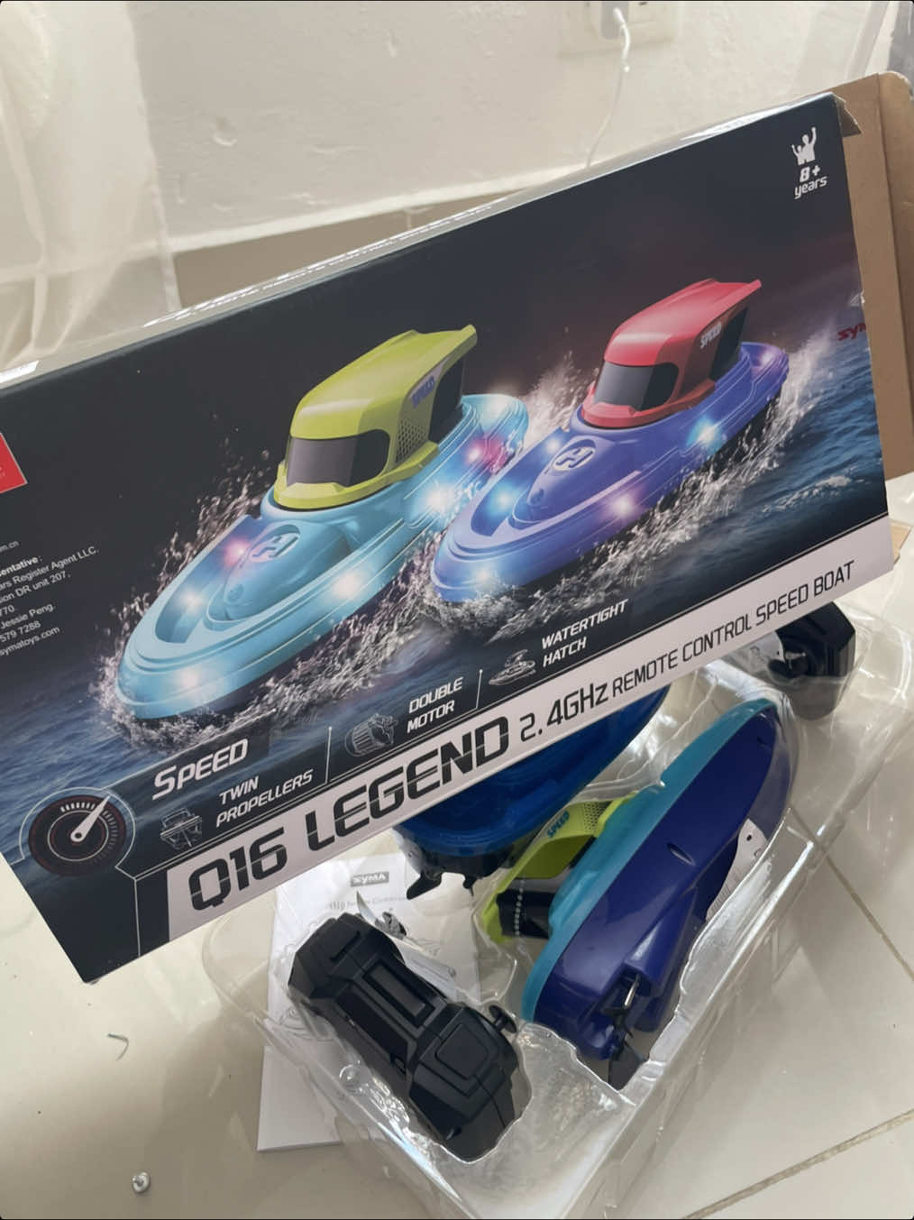 Juguete a control de dos barcos 🚤 @symatoys  hashtag:  #SYMA #SYMA Q16#rcboat #bathroomtoys#christmasgift 