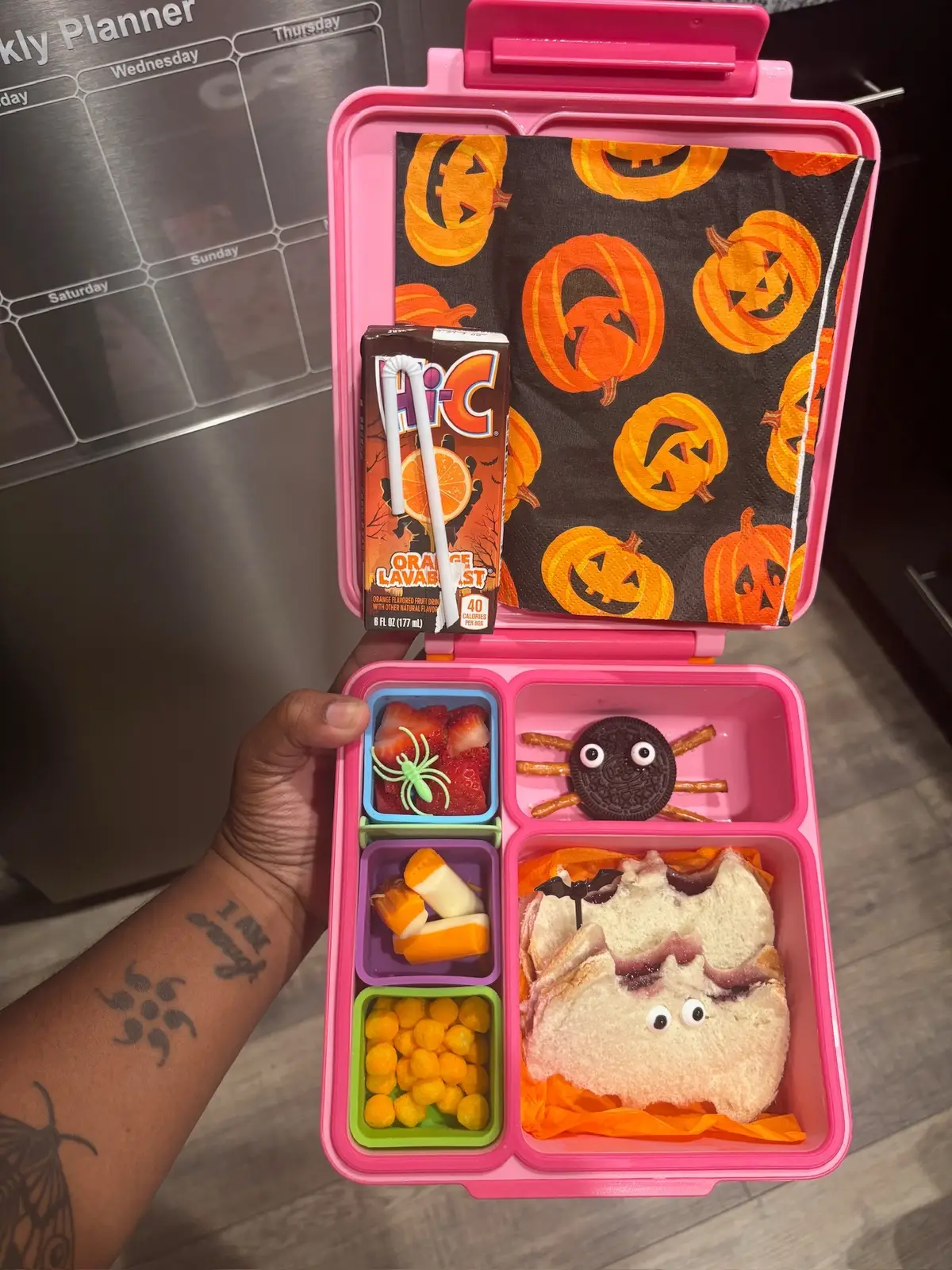 Peep the witches broom sticks, bat sandwiches, ghost veggie chips, spider Oreo and so on. My kindergartener absolutely loved it this week (and last Friday’s lunch is pictured too). If you’ve got any ideas for this month’s theme, I’m open to suggestions! Btw, still loving our #schoollunches in our #omiebox #kindergarten #schoollunch #schoollunchideas 