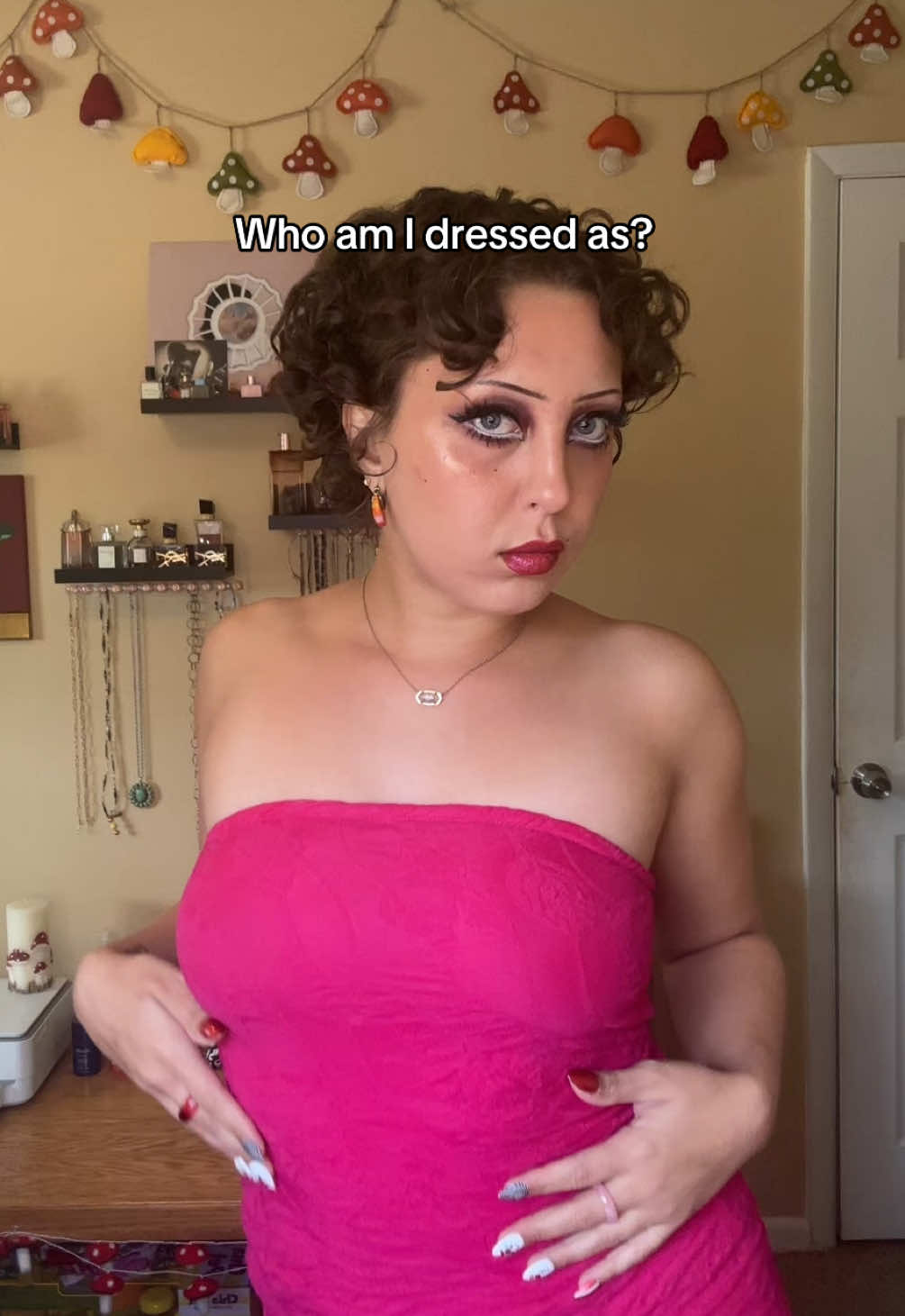 Can you guess my costume? #creativemakeuplooks #artisticbeauty #creativemakeup #maximalism #costumeinspo 