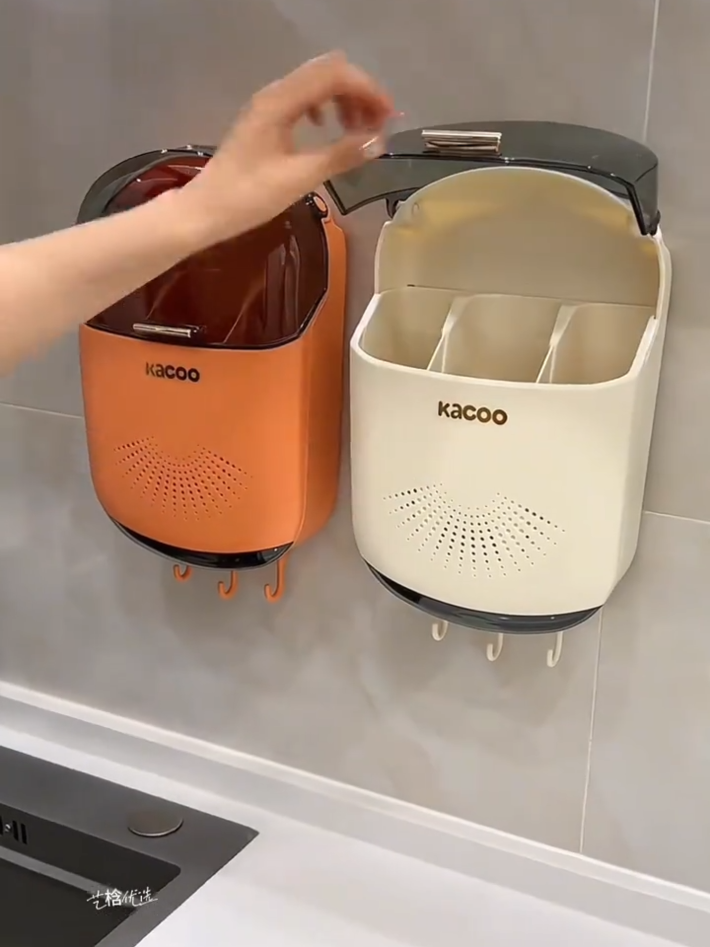 Space-saving, dust-proof, and super practical—ang wall-mounted untensils holder na ’to ay perfect sa modern Filipino kitchen! May lid design para iwas alikabok, at may enough space para sa chopsticks, spoons, at small kitchen tools. Easy to install, hindi kumakain ng counter space, at sobrang linis tingnan—ideal sa condo, dorm, o family setup. Tunay na multifunctional storage rack para sa organized na kusina! #wallmountedutensilsholderHolder#TikTokShopFUNPayday #tiktokshopph