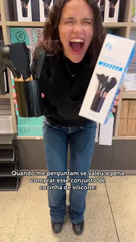 Aviso: depois desse conjunto de silicone da Ry Top, você vai querer virar chef só pelo estilo! 😎✨ ✔️ Não risca as panelas ✔️ Aguenta o tranco na cozinha ✔️ E ainda deixa tudo com cara de Pinterest 😍 Se cozinha não é sua praia, pelo menos agora vai parecer! 😂 👉 Garanta já o seu! #foryoupage #fyp #tiktokshop #cosinha #achadinhos 