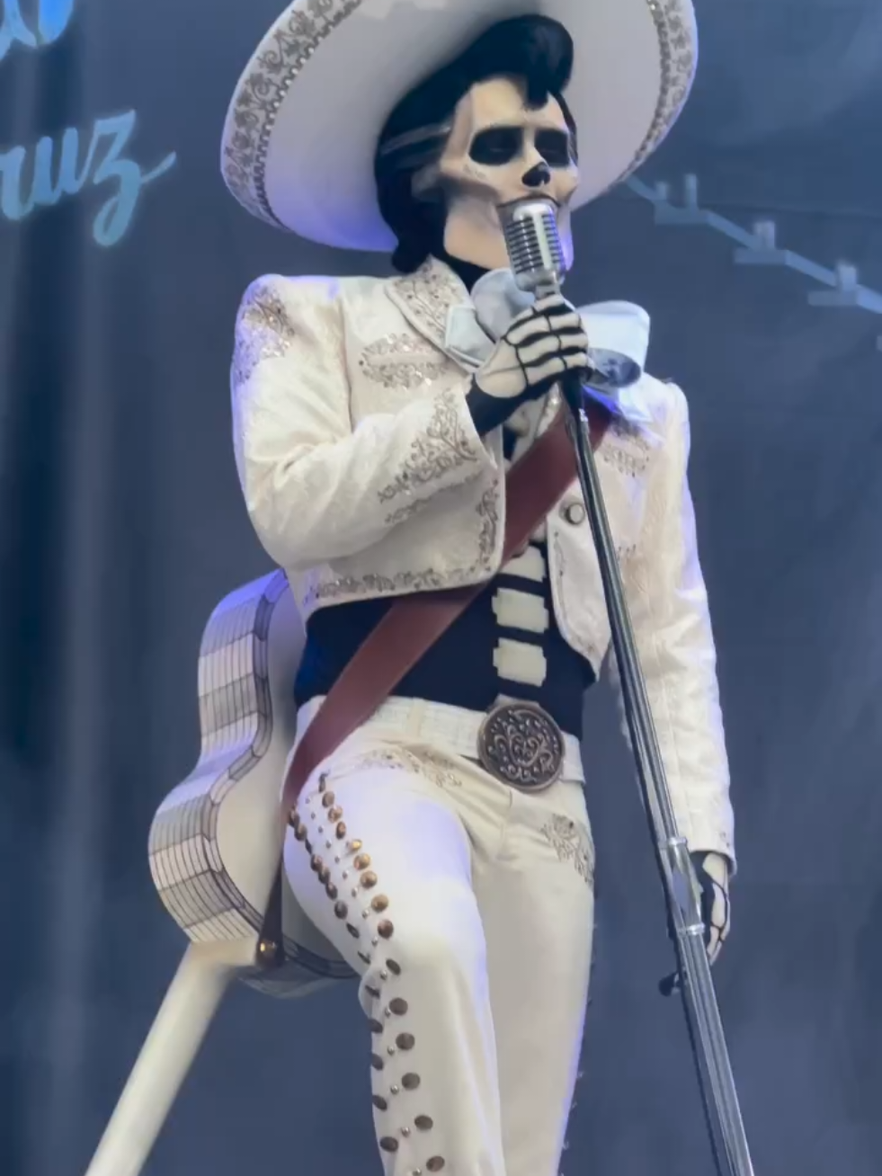 El grito 🗣️ • #ernestodelacruz #coco #disneycaliforniaadventure #disneyvillain  #disneyhalloween 