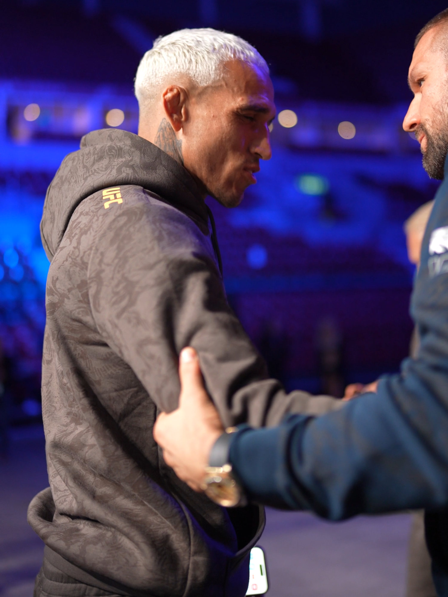 All respect between our headliners backstage at ceremoinal weigh-ins 🤝 #UFC #mma #charlesoliveira #mateuszgamrot