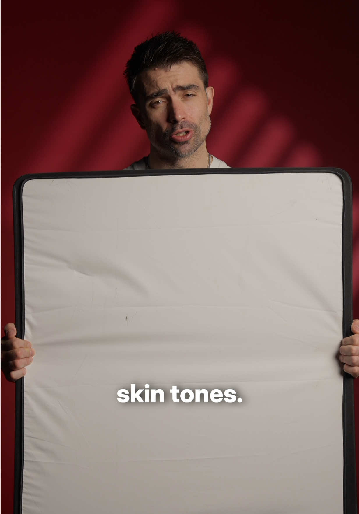 Stop using the wrong bounce 😬 White = soft + natural Silver = bright + contrasty (sometimes too much) Match your bounce to your vibe 🎥 #lightinghack #creatorlighting #filmmaking #fyp #contentcreationtips 