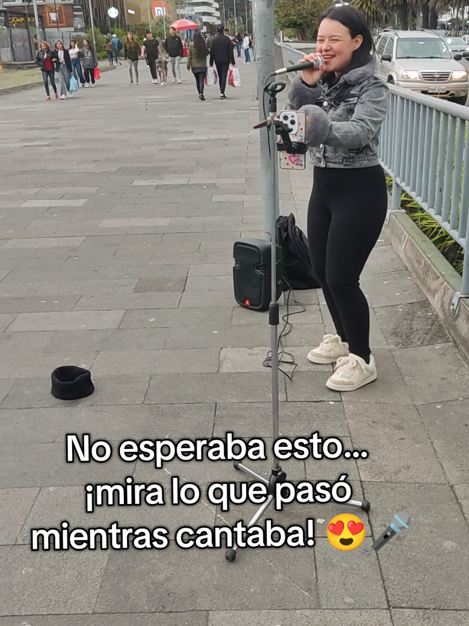 Mientras cantaba en la calle, esta abuelita llegó a bailar y me robó el corazón 💃✨ La música une, sin importar la edad 🎶 #Cumbia  #ParaTi  #sabrinaamusica #artistaindependiente #cantandoenlacalle 