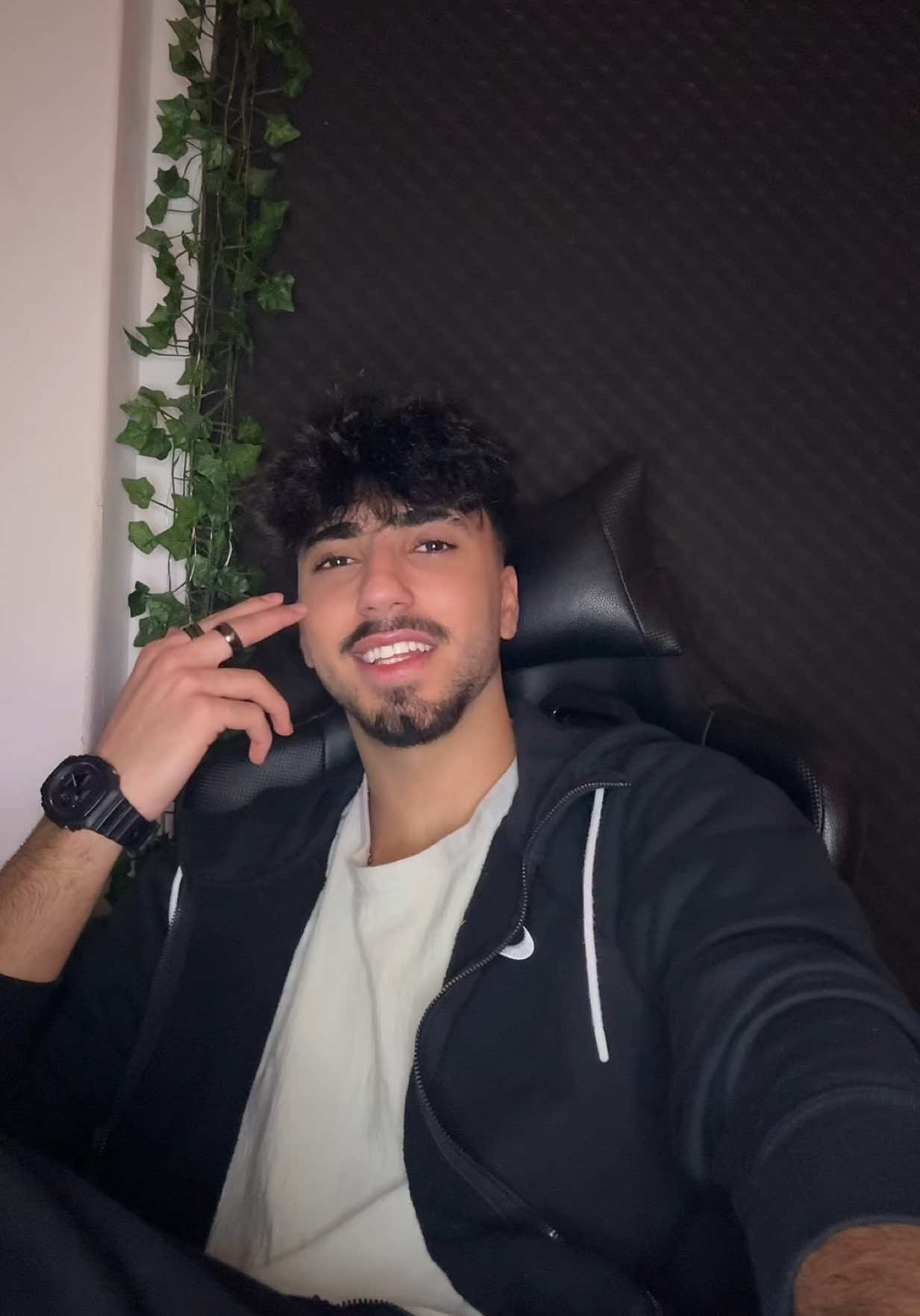 والشامة اللي ع خدها 🤍
