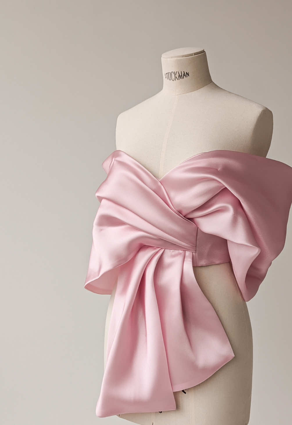 Wrapping your next obsession✨ Ready to make your wardrobe blush? Head off at itsmilla.com Art.N.: 8000-2  #pinkblouse #blouse #packing #process #pink 