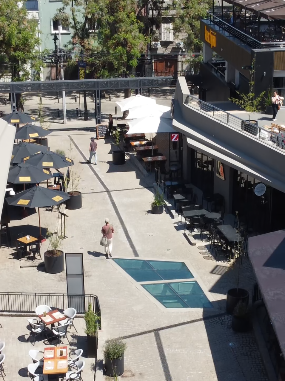 Já conhece o TERRAZAS SAN CRISTOBAL? Fica no bairro Bella Vista e conta com grandes restaurantes e bares como Gueros, Ozaki, Kechua, Mit Burguer, Donde Zacarías, Bar ba azul e mais! ☺️ O espaço atualmente funciona de domingo a quarta de 8h ás 2h e de quinta a sábado de 8h ás 3h, mas deve ter em conta que cada restaurante e bar podem ser diferentes. Esta localizado ao lado da Casa Museu 