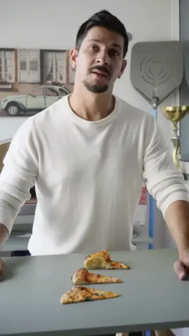 🍕 Os 3 Tipos de Pizza Italiana Tradicional 🇮🇹 A Itália é o berço da pizza, e três estilos se destacam como símbolos dessa paixão: A Pizza Napoletana, famosa por sua massa macia, bordas altas e sabor autêntico, é feita com tomates San Marzano e muçarela de búfala, assada em forno a lenha — simples, leve e irresistível. A Pizza Romana traz uma massa mais fina e crocante, ideal para quem prefere textura e sabor marcantes. Geralmente é coberta com ingredientes como presunto, cogumelos, alcachofra e queijos variados. Já a Pizza Contemporânea Napoletana é uma evolução moderna da tradicional de Nápoles. Sua massa passa por longa fermentação natural, resultando em uma pizza ainda mais leve, digestiva e aerada, com bordas generosas e recheios criativos que valorizam ingredientes de alta qualidade. 🇮🇹 Cada uma delas carrega uma história, um estilo e um pedacinho da alma italiana. Hashtags sugeridas: #PizzaItaliana #SaborDaItália #PizzaNapoletana #PizzaRomana #PizzaContemporanea 