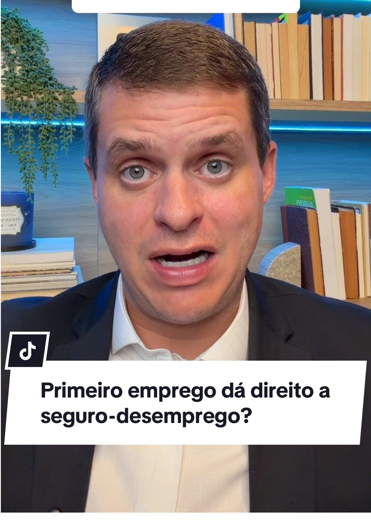 Quanto tempo devo trabalhar para ter direito ao seguro-desemprego? Se é o seu primeiro trabalho registrado, você pode sim ter direito ao seguro-desemprego — mas precisa cumprir um tempo mínimo de trabalho antes. Na primeira solicitação, é necessário ter trabalhado pelo menos 12 meses nos últimos 18 meses antes da demissão. Na segunda, 9 meses. E, a partir da terceira solicitação, 6 meses já são suficientes. Essas regras valem apenas se você foi dispensado sem justa causa. Você já sabia que o tempo de trabalho muda conforme a quantidade de pedidos do seguro-desemprego? #advogado #trabalho #trabalhador