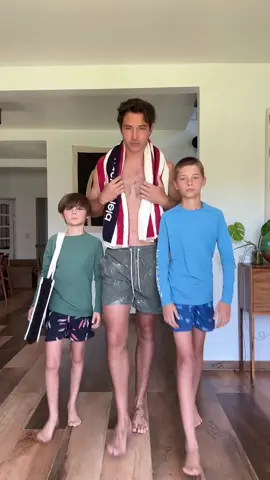 Filho de peixe, peixinho é Na passarela, @chicolachowski13 e seus filhos em um desfile especial de Track&Field #todomovimentotf