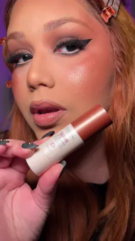 A mi me encanta darle toques finales al maquillaje para elevarlo y este producto lo ame✨ @loréal paris usa Lumi Le Glass and Glow Highlighter Stick Color 625 Glassy Sunset Amour #lorealparis #lorealparisusa #latinacreators #makeuphacks #beauty  