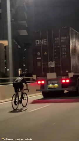 📸@mak_lu_peyh_skibidi . . . #fyp #blowthisup #foryoupage #fixedgear #fixiesingapore @r 