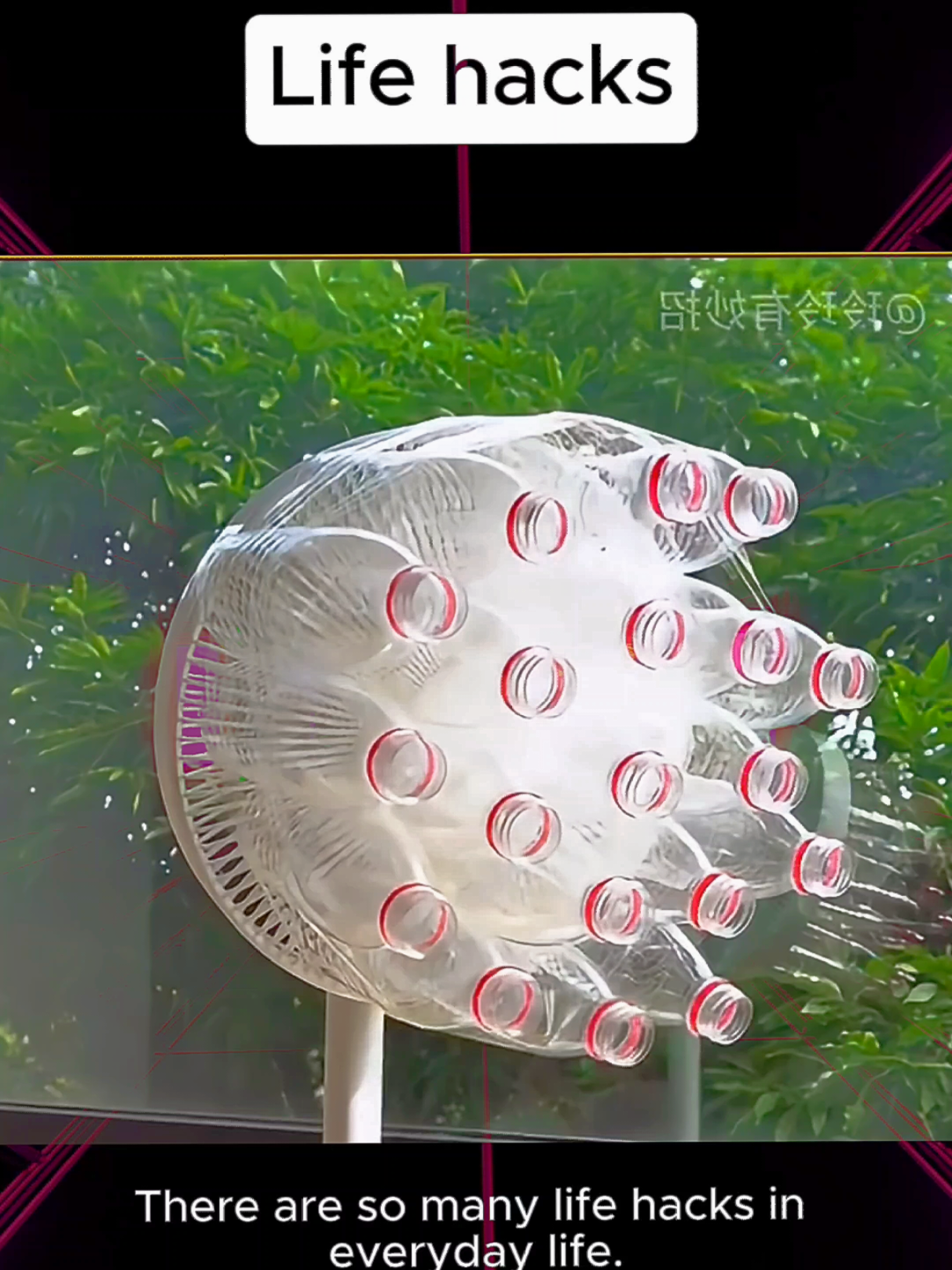 Ka kaq shumë “life hacks” të dobishme në përditshmëri: 1. Gjej një sfungjer. Vizato mbi të me një marker dhe prite me thikë sipas vijave. Kështu mund ta përdorësh për të pastruar hapësirat e vogla të dritareve – shumë praktik dhe efikas. 2. Për të rregulluar kabllon e dëmtuar të karikuesit të telefonit, mjafton një kapak shisheje plastike. Bëj një vrimë të vogël në të me zjarr, fut kokën e kabllos nëpërmjet vrimës dhe mbushe kapakun me ngjitës të nxehtë (hot glue). Pasi të ftohet, kablloja nuk do të përkulet më dhe është shumë më rezistente. 3. Me kalimin e kohës, shporta e perimeve bëhet e yndyrshme dhe e ndotur. Vendose në një enë të madhe, shto pak detergjent enësh, pak sodë buke dhe pak uthull të bardhë. Lëre pak minuta, pastaj hidh ujë të valë mbi të. Pas disa minutash, tund shportën — do të shohësh që gjithë yndyra del dhe ajo bëhet si e re. 4. Shumë njerëz nuk e dinë këtë përdorim të shiritit ngjitës: Ngjite një kruajtëse dhëmbësh (toothpick) mbi të — dhe e ke një prerëse të përkohshme për letër apo plastike. 5. Vendos shirit ngjitës mbi fshesën me dorë. Kështu, kur pastron, pluhuri nuk ngrihet në ajër dhe flokët apo mbeturinat ngjiten direkt në shirit. 6. Vendos frutat në një qese Ziploc, pastaj fut qesen në ujë të ngrohtë. Kjo krijon efektin e vakumit, pra një paketim hermetik që ruan freskinë më gjatë.#creative #lifehacks #foryou #LearnOnTikTok #infomaxtv 