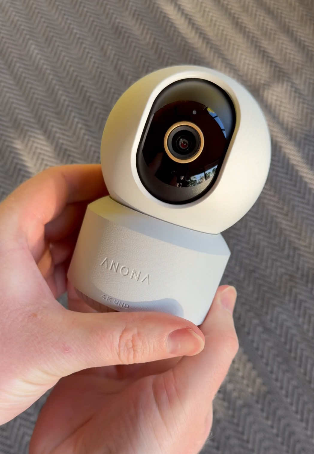 I love the auto pet tracking feature on this indoor security camera 👌🏼 #securitycamera #amazonfinds @Anona Security #ANONA #ANONAPano #ANONASecurity 