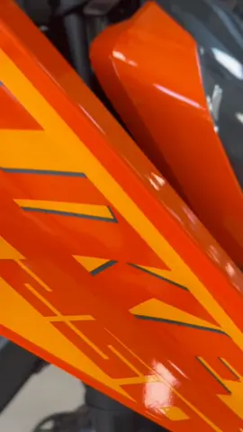 🔥 DUKE 250 — PODER QUE IMPONE RESPETO 🔥 La KTM Duke 250 combina rendimiento, diseño y tecnología en una sola máquina. Su motor de 250 cc, chasis ultraligero y sistema de inyección electrónica ofrecen una conducción ágil, potente y llena de adrenalina. Cada detalle está pensado para quienes exigen más: precisión, velocidad y estilo incomparable. 🏍💨 En Norcentro, líderes en el rubro de motos, te acercamos esta bestia sobre dos ruedas con disponibilidad en todo el nororiente peruano. Tu próxima aventura comienza con nosotros. 📍Visítanos en cualquiera de nuestras tiendas Norcentro 📞 Contáctanos y cotiza la tuya hoy mismo #Norcentro #Duke250 #KTM #MotosPerú #PotenciaEnMovimiento 