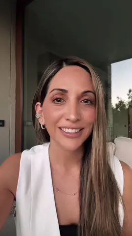Cuando te enamoras, tu cerebro libera dopamina, serotonina y oxitocina. Pero aquí va el dato que casi nadie sabe 👀 Agradecer activa los mismos circuitos cerebrales que el amor. Por eso, cuando practicas gratitud, no solo te sientes bien… literalmente te estás enamorando de tu vida. 💜 Guarda este video si también quieres entrenar tu cerebro para enamorarse del presente. #Gratitud #Neurociencia #NeuroHack #AmorPropio #AtomicaMenteCoach      