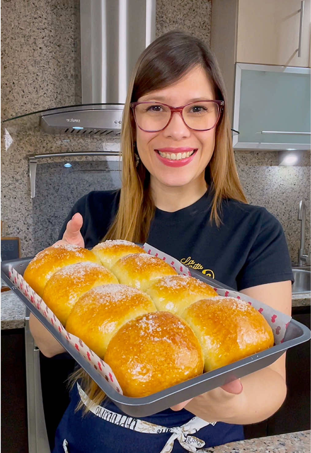😍Deliciosa receta de pan dulce👌 te va a encantar 😋 📝Comenta PAN si quieres que la próxima receta sea la de Pan de jamón 😍  📝Ingredientes para 8 panes Dulces medianos:  - 140 ml de leche tibia (1/2 taza + 1 cda) - 14g de azúcar  (1 cda) - 4g de levadura seca instantánea (1 cdta) - 435g de harina de trigo todo uso (3 1/2 tazas) - 1/2 Cdta de sal  - 150g de azúcar (3/4 taza) - 1 huevo - 1 cdita de esencia de vainilla  - 50g de mantequilla derretida (1/4 taza) Para el almíbar:  - 60 ml de agua (1/4 taza) - 100g de azúcar (1/2 taza) Para pincelar:  - 1 huevo  🥣Preparación:  🥖En un recipiente coloca la leche, el azúcar y la levadura mezcla y deja reposar por 10 minutos.  En un bol coloca la harina de trigo, sal, el azúcar, la mezcla de la levadura, el huevo y la esencia de vainilla lleva a mezcla a velocidad media cuando se integren un poco los ingredientes añade la mantequilla derretida y seguimos amasando hasta obtener una masa suave que no se pegue de tus manos y sea fácil de manejar, le das forma de bola y llevar a un bol engrasado, luego añade un poco de aceite a la masa frotas y la cubres con un film o paño y la dejas reposar hasta que doble su tamaño, aproximadamente 1 hora 30 minutos.   🍯Para el almíbar: En una olla a fuego medio coloca el agua y el azúcar. Cuando comience a hervir y el azúcar se haya disuelto apaga y reserva.   🥖Cuando la masa haya doblado su tamaño la colocas en el mesón y le sacas el aire presionando con tus dedos y comienza a darle la forma de rectángulo cortando porciones de de aproximadamente 55-60g Estira un poco la porción y lleva los bordes al centro dando forma de bola, bolear hasta que esté lisa.  🥖Llévalo a una bandeja con papel de horno o enmantecada y enharinada, tapa y dejar reposar hasta que doblen su tamaño. Pasado el tiempo los píncelas con un huevo batido y llevas al horno precalentado a 180ºC por 25 minutos. Saca del horno y aún calientes agrega el almíbar y añadir el azúcar.  Sirve y disfruta de esta deliciosa receta.  Te va a encantar 😋 #pandulce #pandulcecasero #pandulces #panpiñita #panpiñitavenezolano       
