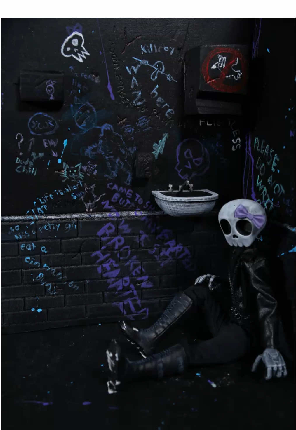 I’m a fan of cool bathroom art #stopmotion #animation #oc #halloween #concert 