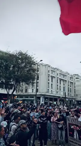 مضاهرات اليوم الحادي عشر بمدينة الدار البيضاء! مدينة الدار البيضاء لحضة من هتافات المتضاهرين بمدينة البيضاء! مطالبة ساكنة البيضاء, بالصحة. تعليم، مقتطف من أحداث اليوم الحادي عشر 09/10/2025🇲🇦✌🏻 #وزارة_الصحة  #الدارالبيضاء  #جيل_z  #freekolchi  #المغرب 