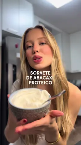 SORVETE DE ABACAXI PROTEICO - Bata 150g de abacaxi congelado em um mixer com uma dose de whey de baunilha (usei o da @Yeap Nutrition - cupom de desconto: biavalle) e só um pouco de leite desnatado para ajudar a bater aos poucos perfeito, rápido, cremoso & refrescante #docefit #sorvetefit #dieta #emagrecimento 