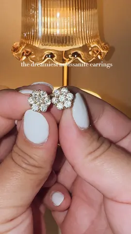 I have been loving my moissinate earrings. not only are they stunning, they are affordable 🩷 #moissinite #diamondearrings #jewelry #itgirlaesthetic #ttshopfinds 