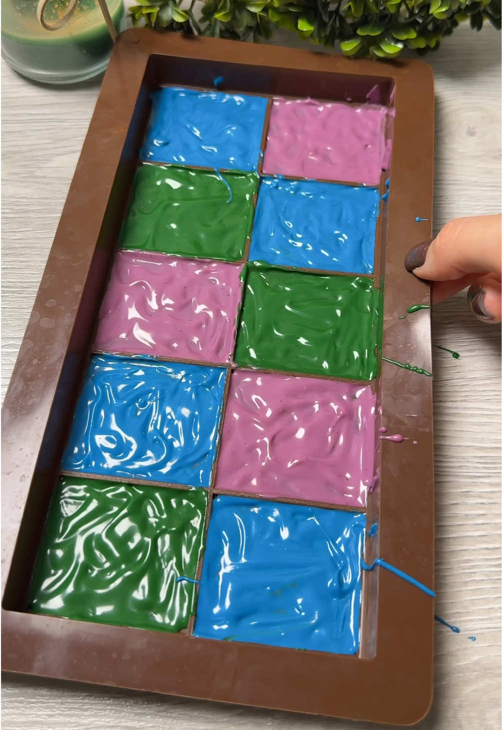 Colorful Dubai chocolate made easy🌈#foodmadeeasy #chocolatecreations #magicchocolate #unexpectedcolor #dubaichocolate 