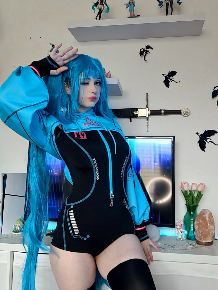 No corner in my room is safe #cosplay #miku #mikucosplay #hatsunemiku #vocaloid 