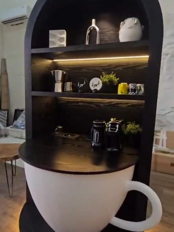 . linguacoffee ركن قهوة لون أسود ملكي عندما يصبح شغفك بالقهوة جزءًا من تصميم منزلك صممنا كوفي كورنر مستوحى من فنجان إسبريسو بطريقة مبتكرة تجمع بين العملية والفخامة. إذا كنت تبحث عن التميز والتفرد في منزلك، نحن هنا لنحقق حلمك. ** بطابع جديد كليا CoffeeCorner# تواصل معنا لتصميم ركن القهوة الخاص بك!