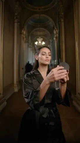 ✨ Un glow que trasciende fronteras, una actitud infalible. Ese es el sello de #LeDéfiléLorealParis . ✨ #PorqueTúLoVales #LorealParis #WalkYourWorth #ParisFashionWeek 