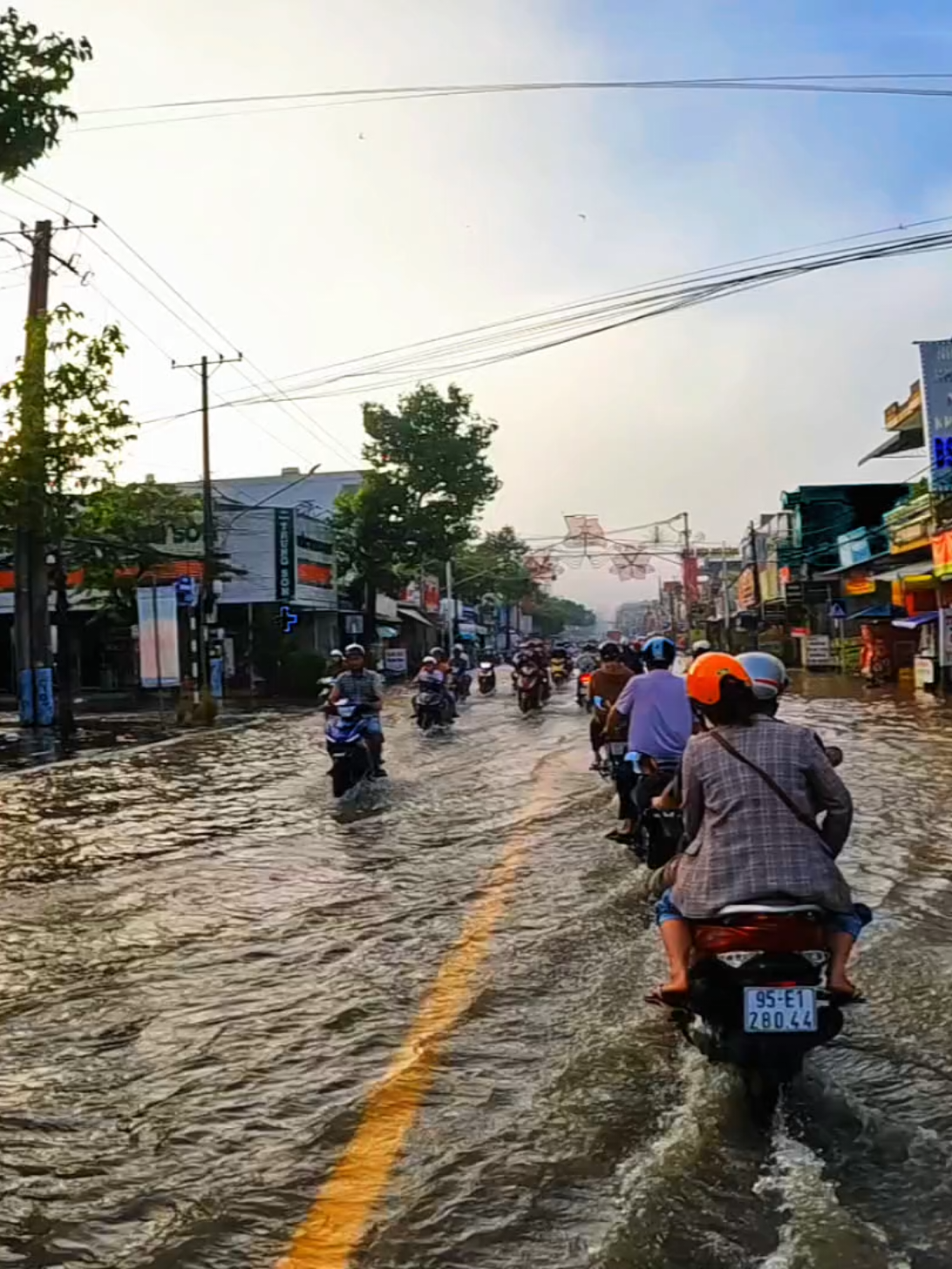 Mời em đi về quê anh, chèo xuồng 3 lá . #ngabayquetoi📸 #xhhhhhhhhhhhhhhhhhhhhhhh #videoviral #trendingtiktok #fyppppppppppppppppppppppp 