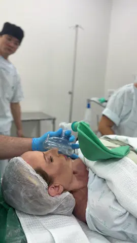 Assim fui anestesiada: contando piabão! São tantos que acabei dormindo 🤣🤣🤣🤣 (momento que estava sendo sedada para fazer a minha rinoplastia)!  #viraltiktok #cirurgia #rinoplastia #anestesia 