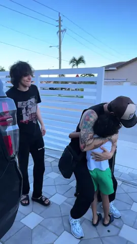 El abrazo que necesitaba 🥹🫶🏻#leonitorres #regresoacasa #familia 