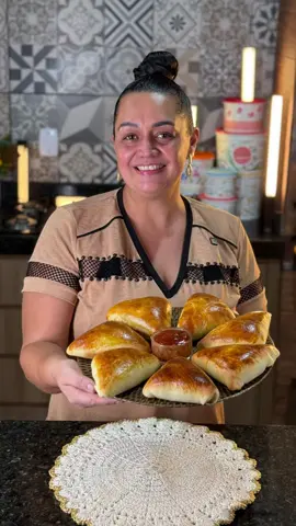 Esfiha de Carne  Massa fofinha e recheio suculento. Essa é minha receita!  Já salva pra você também fazer! INGREDIENTES Massa 1kg de farinha de trigo 300ml de leite morno 300ml de água morna 100ml de óleo 3 colheres de sopa de manteiga ou margarina  5 colheres de açúcar 1 colher de sopa de sal 2 colheres (rasas) de sopa de fermento biológico seco Recheio de Carne Moída  1 kg de carne moída ( usei patinho) 1 cebola grande picada 2 tomates grandes picados Cheiro verde a gosto 1 limão espremido Chimichurri, pimenta do reino e pimenta calabresa a gosto  1 colher de sopa de sal amassado com alho (ou o suficiente para temperar)  Assista o vídeo e acompanhe o modo de fazer! #esfiha #pao #salgado #cozinhandocomjoelmanunes 