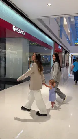 Quando a gente vira mãe, descobre que a infância não acaba… ela recomeça 💜 Cada risada da Hope faz a gente lembrar das nossas, do futebol no quintal, da amarelinha no chão, das tardes inteiras só brincando. E agora a brincadeira continua, só que com mais estilo !!! Esse Dia das Crianças vai ser com diversão, carinho e lookinhos fofos da @lojasrenner  #casal #casamento #relacionamento #duplamaternidade 