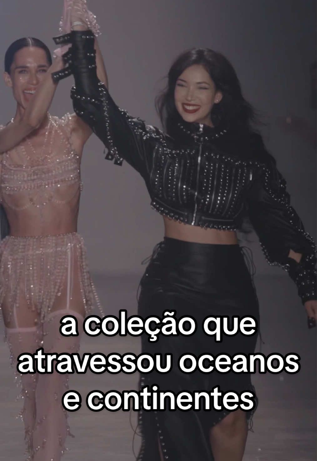 SPFW chegando e não tem como não relembrar desse momento inesquecível. Coleção que desfilei posteriormente no Japão e na Rússia, peças que vendi pro mundo todo, atravessando oceanos e continentes, consolidando ainda mais a @artemisigallery no cenário global. É o nosso HIGH FASHION. #f #fy #foryoupage #fypage  Áudio: @🧷 