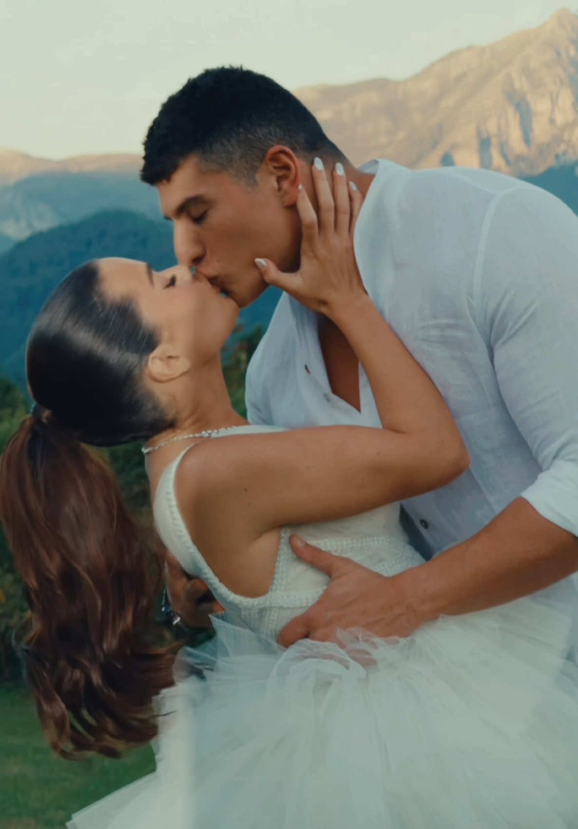 Arrume-se comigo para o jantar de boas vindas do nosso casamento!!! Óbvio que tinha que ser full face da Lancôme, começando com o sérum Génifique e finalizando com o meu querido La Vie Est Belle, o perfume da felicidade, para esse momento tão feliz 🥰🩷 quem amou a make???  @lancomeofficial #Make #Genifique #LaVieEstBelle publi