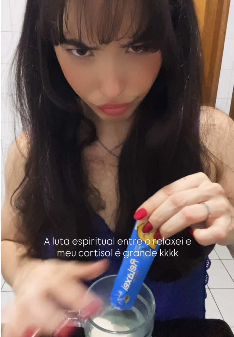 Você sabia que o cortisol, o famoso hormônio do estresse, pode estar sabotando seu corpo e sua mente? 😩 Quando ele está alto, você sente ansiedade, inchaço, cansaço constante, perde foco e até tem dificuldade pra dormir. Foi por isso que eu me rendi ao Drink Azulzinho🩵 Ele ajuda a reduzir o estresse, melhora o sono, equilibra os hormônios e ainda dá aquela sensação deliciosa de calma e bem-estar. É o meu ritual diário pra desacelerar e cuidar de mim de dentro pra fora. ✨ Se você também precisa provar disso, deixa um comentário que te mando o link😘 #Relaxei #CortisolAltoNão #SaúdeEmPrimeiroLugar #BemEstar #momentorelaxei 