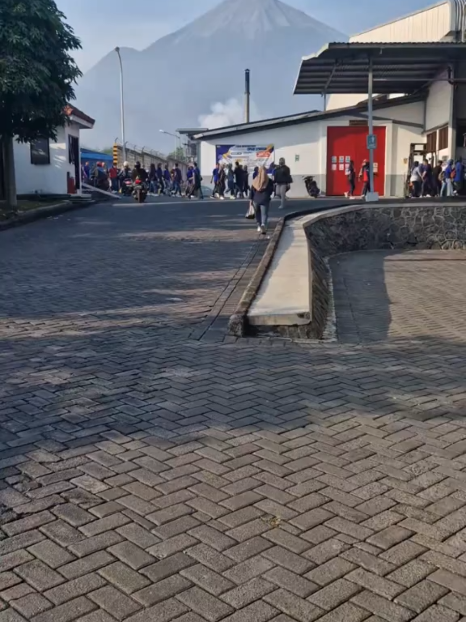 ku dapat tertawa menangis merenung di tempat ini aku bertahan...  #sengdamjayaabadi 
