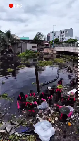 I hope the whole world looks at this moment#cleanuptheworld#fyp#saigonxanh #WorldCleanupDay#xuhuong