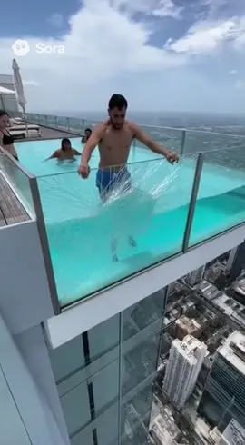 Piscina de cristal se rompe en rascacielos 