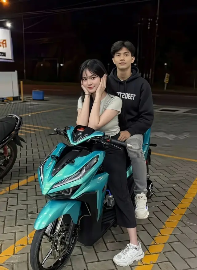 TUTORIAL?? BACA CAPTION!! Caranya? 1. Buka google/apk gemini di hp kalian 2. Masukan photo wajah kalian dan pastekan  prompt:👇🏻 Coba buatakan sebuah foto potret dari kedua subjek diatas dengan gaya street-style casual, diambil pada malam hari di tempat parkir yang terang. Subjek utama adalah sepasang muda-mudi yang duduk serasi di atas sepeda motor matic custom berwarna biru tosca metalik yang mengkilap seperti sepeda motor di atas. Wanita duduk di depan, mengenakan kaos krem/gading dan celana hitam longgar, dengan sepatu chunky sneakers putih. Ia berpose menangkup pipinya dengan kedua tangan, menatap kamera dengan ekspresi manis dan ceria.Pria duduk di belakang, mengenakan jaket hoodie hitam dengan tulisan terbalik putih dan celana jeans abu-abu, dipadukan dengan sepatu sneakers putih. Ia menatap kamera dengan ekspresi tenang dan cool. Latar belakang menampilkan lantai paving block berwarna abu-abu-kuning di bawah motor. Di kejauhan, terlihat struktur bangunan dengan papan nama yang samar di sudut kiri atas, serta kegelapan malam dengan siluet pepohonan. Pencahayaan dalam foto ini sangat terang dan fokus pada kedua subjek, dengan cahaya kuat dari atas yang menciptakan pantulan dramatis pada motor tosca yang mengkilap, sementara latar belakang disamarkan kegelapan. Nuansa keseluruhannya adalah serasi, stylish, dan authentic, menangkap momen candid yang cool di tengah suasana malam kota. 3. Tunggu hasilnya 4. Kalo sudah sesuai Download nahh sekarang kamu udh ngga bakal dihina lagi Bree👍🏻 🤍@zee asadel  #lewatberanda #gemini #ai #googlegemini #trend #aziziasadel #zee #xybca #honda #vario #fypage 