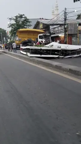 Dump truk tergelincir menabrak  papan reklame di jalan Sultan Agung bekasi #fypppppppppppppppppppppppppppppp #fyp #tiktok #viralvideo #viral 