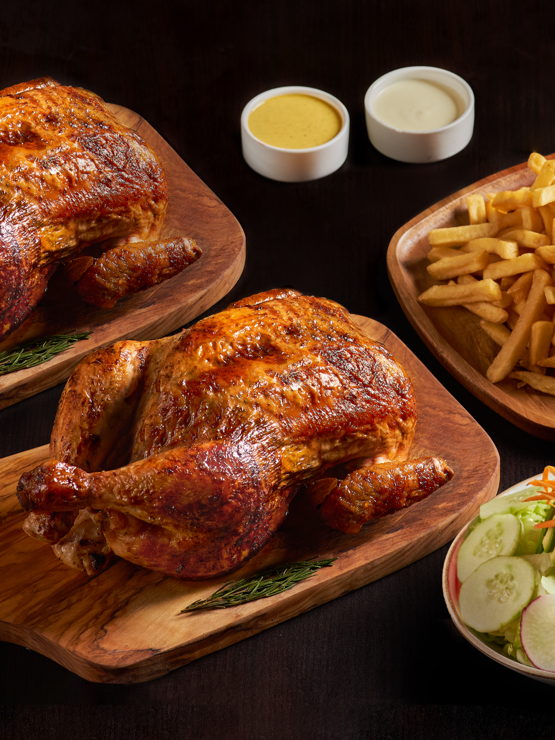 Y si, ¡Regresaron los LUNES DE VILLA! 🐥🗓️ Ahora podrás disfrutar de nuestro delicioso pollito a la leña POR DOS los lunes 13 y 20 de octubre✨. Ahora por la compra de 1/4 de pollo, más papas y ensalada PARA LLEVAR, te puedes llevar el otro 1/4 GRATIS. Y si prefieres comer en uno de nuestros locales, por la compra de 1/2 pollo, te estaremos dando el otro gratis 🍗 ¡Ah! Pero si no puedes visitarnos: compra 1 pollo con papas y ensalada por DELIVERY, y recibe el otro ¡COMPLETAMENTE GRATIS! Puedes pedirlo desde nuestra página web: https://villachicken.com.pe/villaweb/index o llamándonos al (01)500 8800 📞 ¡Te esperamos! 😎 Válido en locales de Lima Metropolitana e Ica provincia (excepto patios de comida y Tarapoto). Promoción sujeta a stock mínimo 200 promociones por local. Ver TyC 👇: LLEVAR PROMO: ¼ de pollo con papas y ensalada + ¼ de pollo gratis (sin papas, ni ensalada, ni cremas), a S/ 29.90. T&C: Promoción válida los días lunes 13 y 20 de octubre de 2025. Pieza de pollo gratis sujeta a disposición del local. El local asume la responsabilidad de brinda pierna o pecho según stock interno disponible. Válido solo para llevar. No válido para salón ni delivery. Máximo una promoción por cliente. SALÓN PROMO: ½ pollo con papas y ensalada + ½ pollo gratis (sin papas, ni ensalada, ni cremas), a S/ 48.90. T&C: Promoción válida los días lunes 13 y 20 de octubre de 2025. Válido solo para consumo en salón. No válido para delivery ni llevar. No es válido para el canal reservas. No se permite solicitarla para llevar posteriormente. De hacerlo, se aplicará una penalidad. Máximo una promoción por mesa. DELIVERY PROMO: 1 pollo con papas y ensalada + 1 pollo gratis (sin papas, ni ensalada, ni cremas), a S/ 86.90. T&C: Promoción válida los días lunes 13 y 20 de octubre de 2025. Válido solo para delivery. No válido para salón ni llevar. Promoción no incluye costo de delivery. Máximo una promoción por cliente. #VillaChicken#EnTusMejoresMomentos#Perú#LunesdeVilla#promo